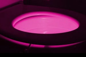 illumibowl-eclairage-astucieux-pour-wc
